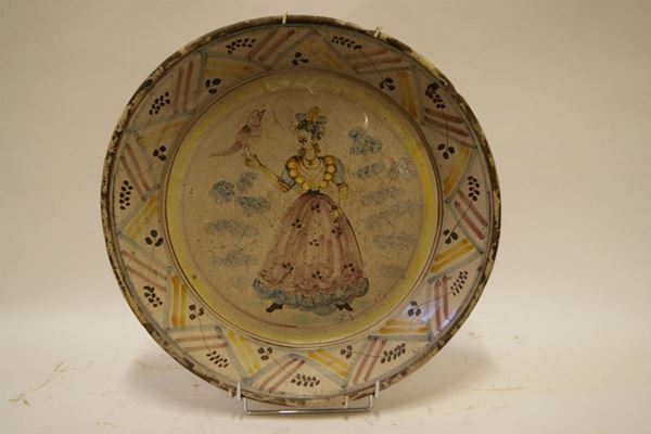 Grande piatto, Napoli sec. XVIII, in maiolica pitturata a dama con volatile, bordo decorato, diam. cm 45,5