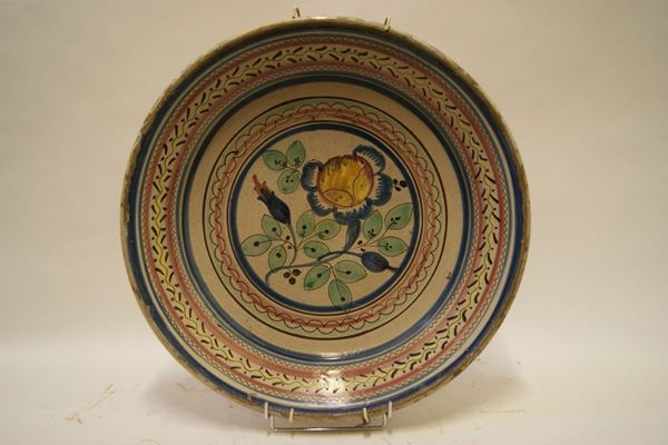 Grande piatto, Napoli sec. XVIII, in maiolica pitturata a foglie e fiori, bordo decorato, diam. cm 52