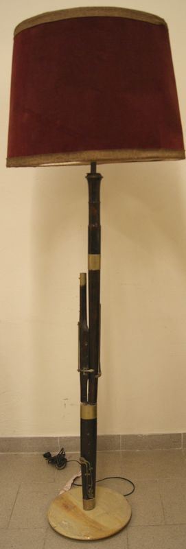 Lampada da terra, sec.XX, in legno a forma di strumento musicale  con paralume, alt. cm 173