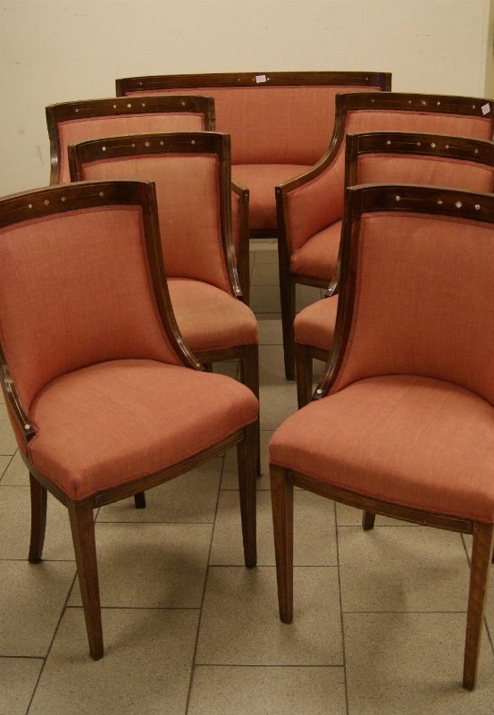 Salottino, inizi sec. XX, in legno con intarsi in madreperla e schienali a pozzetto composto da : divano, due poltrone e quattro sedie