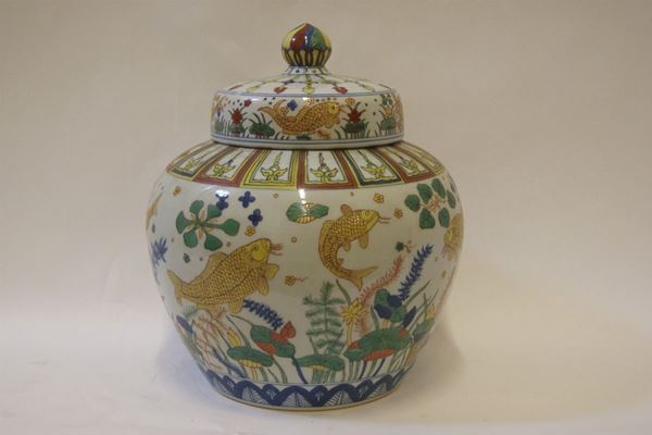 Vaso, Cina sec.XIX, in porcellana decorata ad animali e fiori con coperchio, alt. cm 36