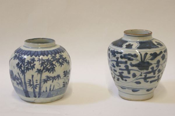 Due vasetti, Cina sec. XIX, in porcellana bianca e decori nei toni del blu, cm. 17- 15