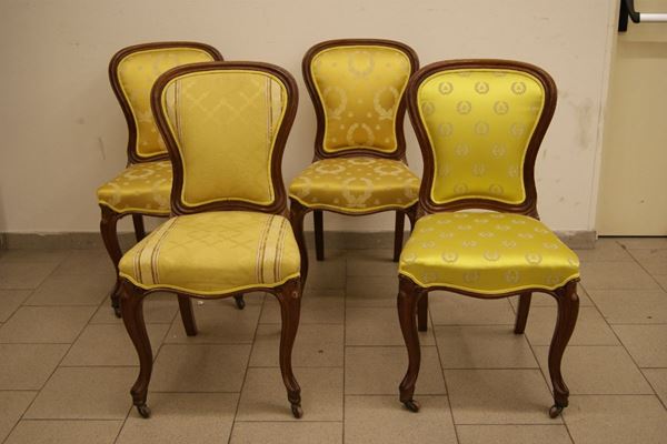 Quattro sedie, Inghilterra, sec. XIX, in mogano sagomato, rivestita in tessuto giallo cm 90