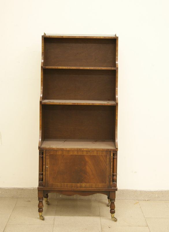 Libreria, Inghilterra, sec XIX, in legno a tre ripiani, uno sportello, piedi torniti su rotelle, cm 51x32x122