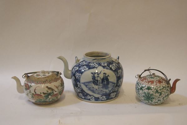 Tre teiere, Cina, sec. XIX-XX, in porcellana con decori, alt. da cm 10 a cm 15, una senza coperchio