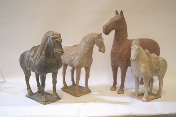 Quattro cavalli, Cina, in stile archeologico, in terracotta, alt. cm 27/30/32/40