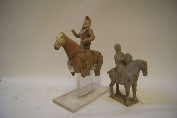 Cavallo con cavaliere, Cina, in stile archeologico, alt. cm 25 e altro Cavallo con cavaliere, Cina, in stile archeologico, con base in plexiglass, mancanze e rotture, alt. cm 36