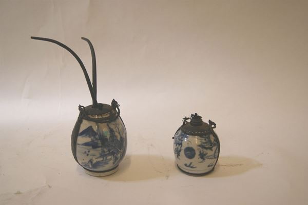 Due contenitori, Cina, sec. XX, in porcellana bianca e blu, decorata a paesaggi ed elementi in metallo alt. cm 9 e 11