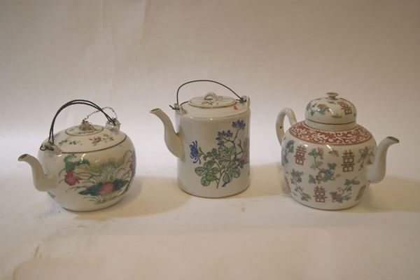Tre teiere, Cina, sec. XIX-XX, in porcellana con decori floreali, alt. da cm 12 a cm15