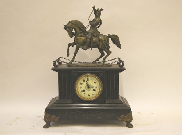 Orologio soprammobile in lavagna, con sovrastante CAVALLO E CAVALIERE in metallo, con chiave e pendolo, cm 36x18x52