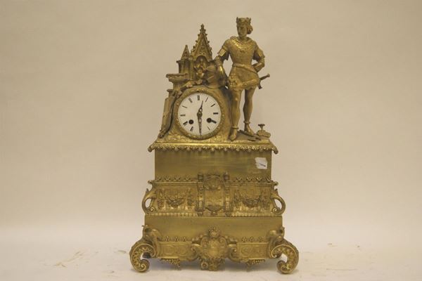 Orologio soprammobile in metallo dorato, con sovrastante CAVALIERE, con chiave e pendolo, cm 35x11x52