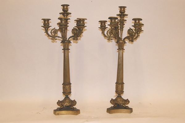 Coppia di candelieri, in bronzo dorato a sei luci ciascuno, con base a zampe di animali, alt. cm 60