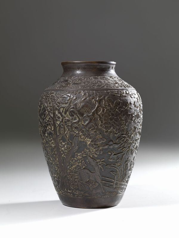 Vaso, arte orientale, fine sec. XIX, in bronzo a patina scura, corpo ovoidale interamente inciso e cesellato a scena entro paesaggio boschivo con animali, alt. cm 30