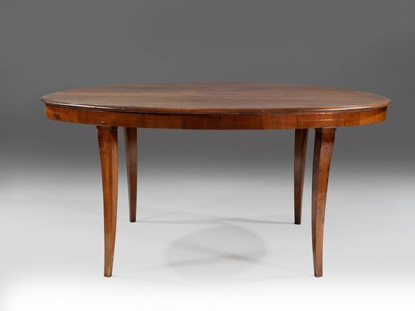 Tavolo da pranzo, prima metÃ  sec. XIX, in noce, piano ovale su gambe sinuose, cm 171x106x79