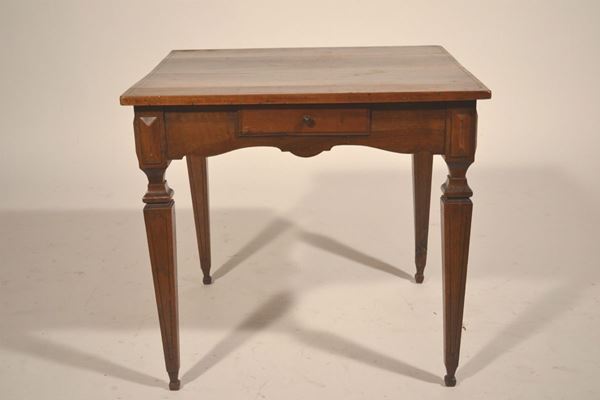 Tavolo da gioco, Toscana, terzo quarto sec. XVIII, in noce a patina bionda intagliato e decorato ad incisione,quattro cassetti nella fascia di cui due finti, gambe troncopiramidali, cm 82x82x75, alcuni restauri