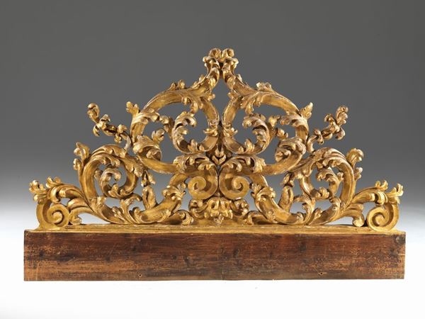 Testiera, Italia Centrale, metÃ  sec. XVIII, in legno intagliato e dorato, a volute fitomorfe e motivi floreali, cm 170x102, alcune cadute alla doratura