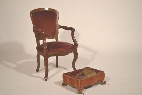 Poltrona, metÃ  sec. XIX, in noce intagliato, spalliera sagomataricoperta in velluto rosso ed un panchetto poggiapiedi di forma sagomata  con piedi in legno intagliato e dorato a volute, ricoperto in velluto (2)