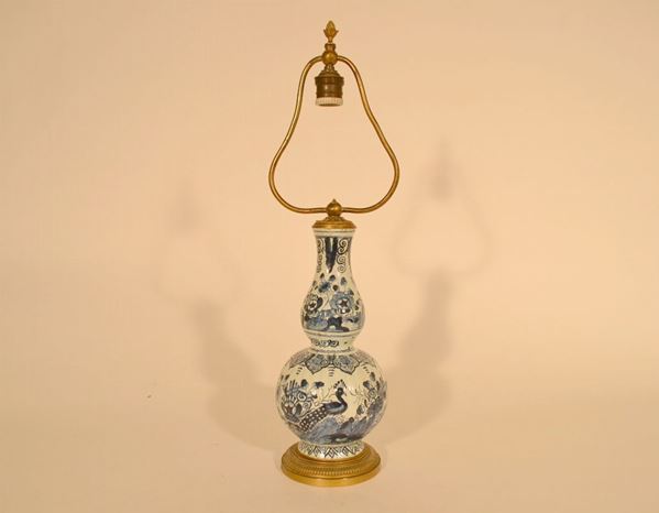 Lume da tavolo in forma di vaso, in stile di Delft del sec. XVIII, in ceramica bombato e piriforme, dipinto in blu con fiori e uccellini, alt. cm 33, montato ad elettricitÃ 
