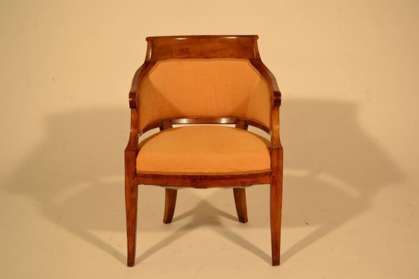 Poltrona a pozzetto, Toscana, sec. XIX, in ciliegio con schienale imbottito, braccioli mossi e gambe a sciabola, rivestita in stoffa gialla