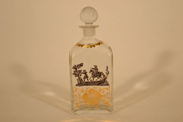 Bottiglia rettangolare schiacciata in vetro, in stile settecentesco, dipinta in argento con  scena di caccia e motivi vegetali dorati, tappo sferico, alt. cm 28