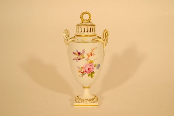 Vaso ad anfora con coperchio, prima metÃ  sec. XIX, manifattura di  meissen, in porcellana dipinto a policromia con mazzi di fiori, manici a forma di serpenti incrociati, alt. cm 28,5, danni