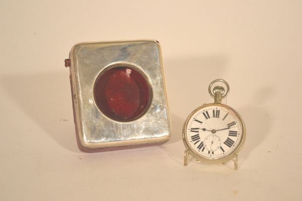 Custodia per orologio da tasca foderata in lamina d'argento, Birmingham, 1910 con grandeorologio da tasca in metallo argentato, Inghilterra 1900, supporto posteriore staccato(2)