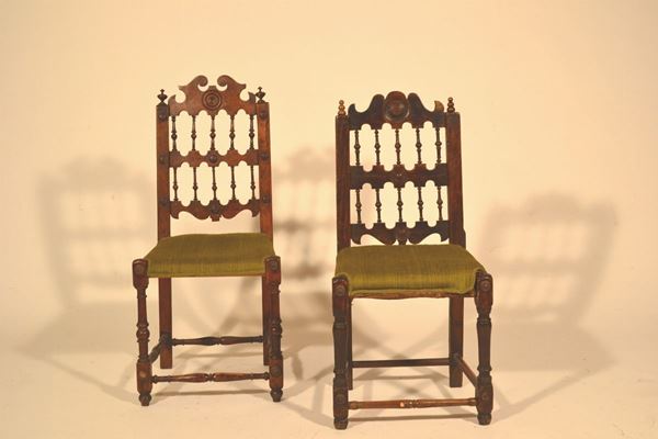 Due sedie simili, Italia centrale, inizio sec. XVIII,  in legno con schienali decorati, intagliati, una con restauri e finali sostituiti, rivestite in stoffa verde