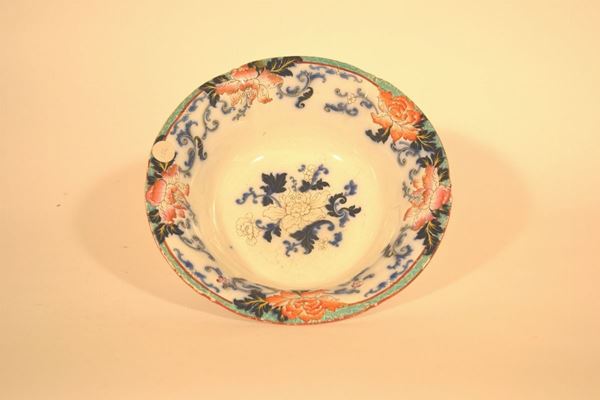 Bacile circolare, metÃ  sec. XIX, in terraglia inglese dipinta  in policromia con fiori all'orientale e filettature arancio diam. cm 32,5