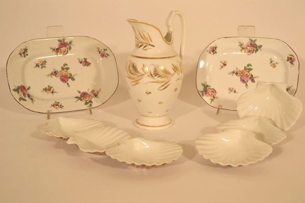 Gruppo di porcellane, sec.XX,  composto da:  grande lattiera Ginori decoro in oro a motivo vegetale, due piccoli vassoi rettangolari decoro a mazzetti e sei conchiglie in porcellana Ginori (9)