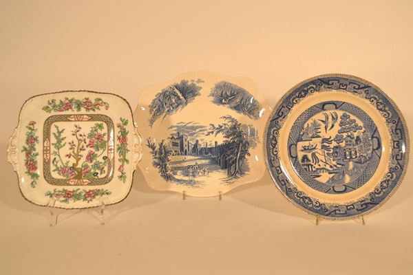 Serie di tre vassoi, fine sec. XIX, in terraglia inglese di cui uno ovale sagomato con paesaggio blu, uno circolare con paesaggio in blu all'orientale ed uno con fiori all'orientale policromi (3)