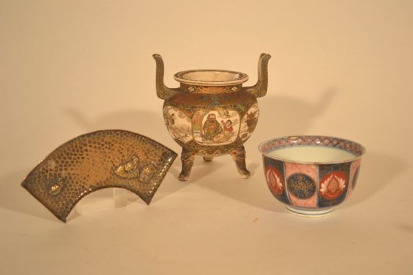 Piccolo vaso Satzuma in forma di braciere tripode decoro policromo e oro con figure e paesaggi, piccola coppa in porcellana policroma-oro motivi vegetali e piattino a ventaglio in ottone(3)