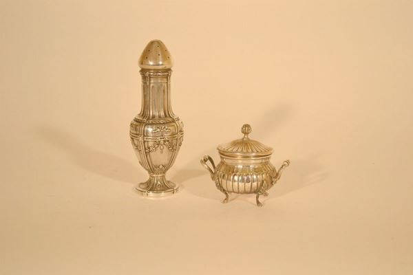 Lotto composto da: spargizucchero a balaustro in argento con  corpo cesellato con festoni, coperchio a cupola non pertinente e zuccheriera con coperchio con presa a bocciolo e manici a voluta, fine sec. XIX