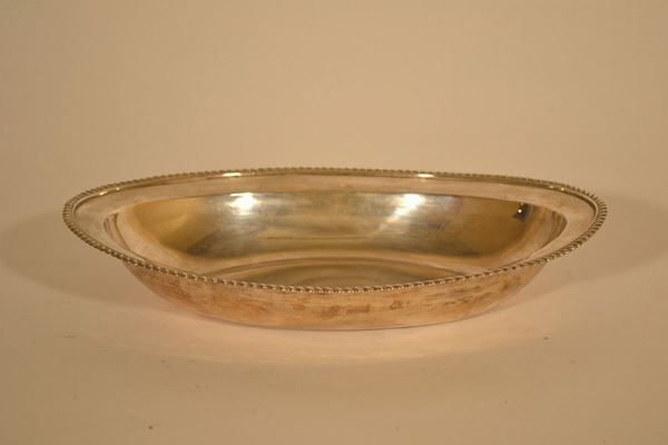 Vasca ovale, probabilmente Impero  Austro-Ungarico, fine sec. XIX - inizio XX, in argento con bordo rialzato e  decorato da baccellature, lungh. cm 35                                                                                       cm 35