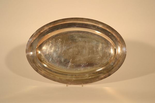 Grande vassoio Christofle, in metallo argentato, con bordo realizzato decorato da cornice scalettata, cm 54