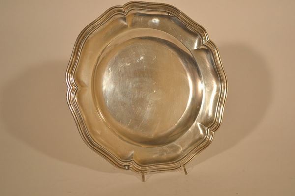 Vassoio circolare sagomato, inizio sec. XX, in metallo argentato con bordo scanalato, diam. cm 33, restauri
