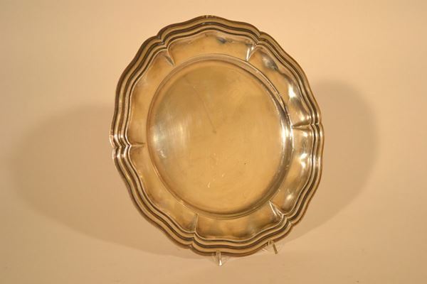 Vassoio circolare sagomato, fine sec. XIX, in argento con  bordo scanalato e fascia esterna liscia, diam. cm 33