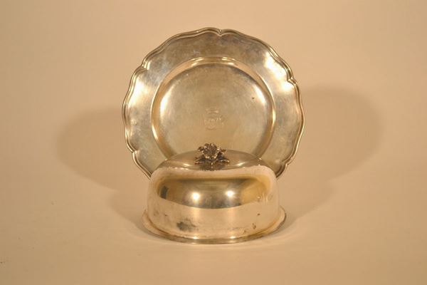 Piccolo vassoio circolare sagomato, primo quarto sec. XIX, in argento con bordo rialzato, inciso al centro con monogramma DB coronato, diam. cm 23,5 ed una campana in metallo argentato(2)
