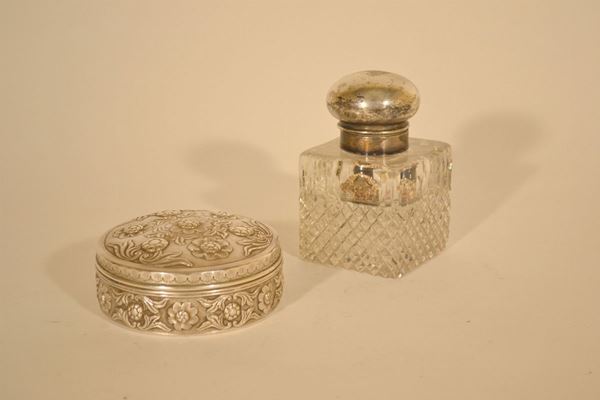 Grande calamaio con coperchio a sfera in metallo argentato e corpo in vetro intagliato, alt. cm 16  e scatola circolare con coperchio in metallo argentato decorata da fiori e foglie, diam. cm 13,  inizio sec. XX (2)