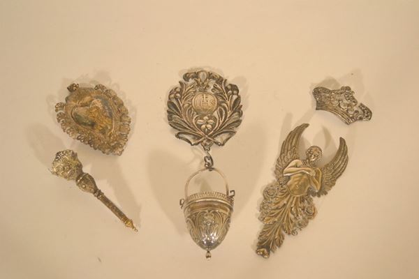 Gruppo di oggetti sacri in argento e metallo argentato composto da: acquasantiera con vaschetta a pigna e pannello non pertinente traforato, alt. cm 31; ex voto a forma di cuore, alt. cm 14; coroncina, cm 5x9,5; placca a forma di angelo alato, alt. cm 20, sec.XIX ed un aspensorio, Francia, circa 1840, alt. cm 15, mancanze (5)