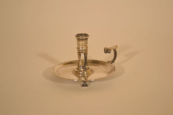 Bugia in argento, stile del sec. XVII, con portacandela cilindrico su supporto traforato, piattino circolare e presa a voluta, alt. cm 10