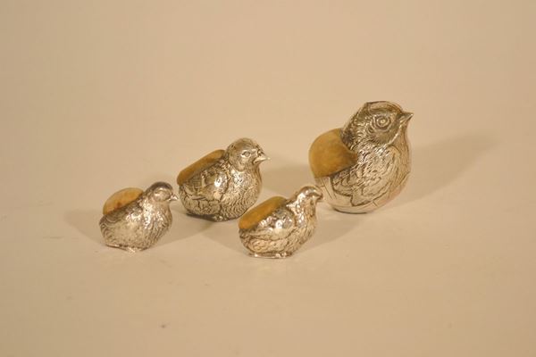 Quattro puntaspilli in forma di uccellini, Chester, 1907,  in argento, cuscino rivestito in velluto giallo sul corpo, alt. mass. cm 7 (4)