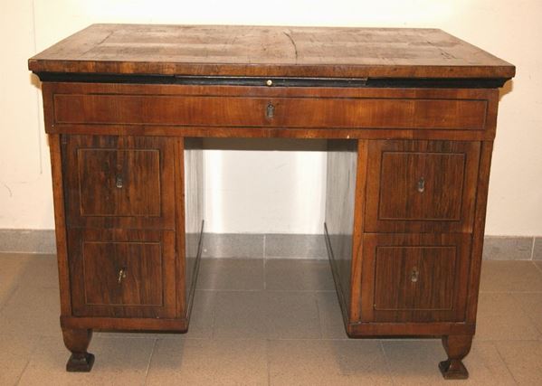 Scrivania, Emilia, sec. XIX, in legno di noce e ciliegio, a  cinque cassetti filettati con piccolo piano estraibile, cm 102x77,5x71