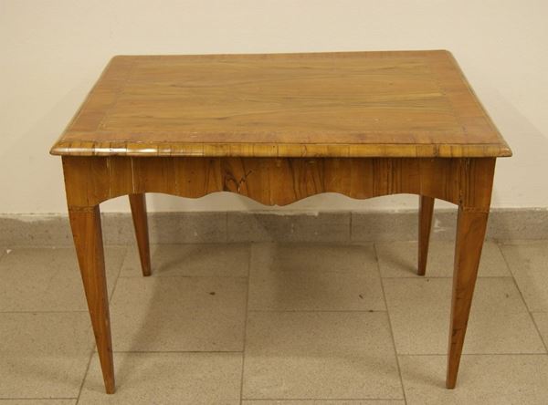 Tavolino basso, sec. XIX, in legno e radica di olivo, piano filettato, su quattro gambe
