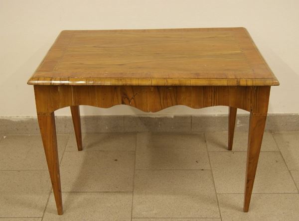 Tavolino basso, sec. XIX, in legno e radica di olivo, piano filettato, su quattro gambe  - Asta Decorazione di interni - Poggio Bracciolini Casa d'Aste