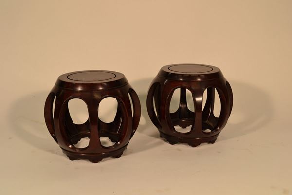 Coppia di sgabelli, in teak, di forma circolare su sostegni traforati, alt. cm 34 (2)