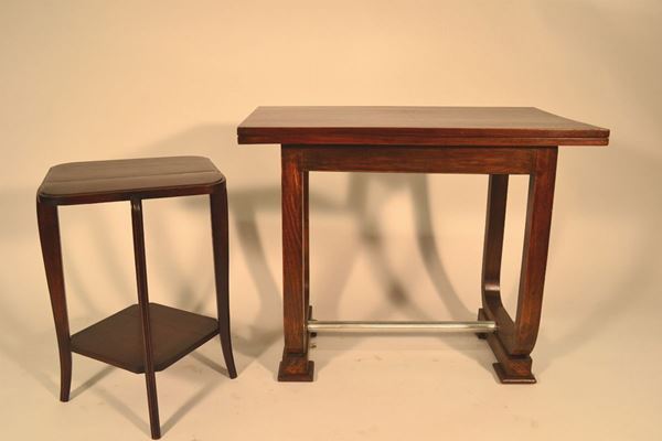 Tavolino, anni '30, piano rettangolare apribile su sostegni curvilinei riuniti da traversa in metallo, cm 89x73x55 ed altro tavolino con piano  quadrato su quattro gambe mosse, cm 53x62x53 (2)