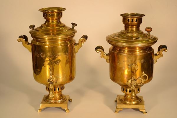Due samovar, Russia, sec. XX, in metallo dorato con anse in legno tornito, alt. cm 46 e cm 43, alcuni danni e mancanze (2)