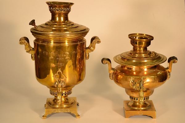 Due samovar, Russia, sec. XX, in metallo dorato con anse in legno tornito,alt. cm 51 e cm 38, alcuni danni e mancanze (2)