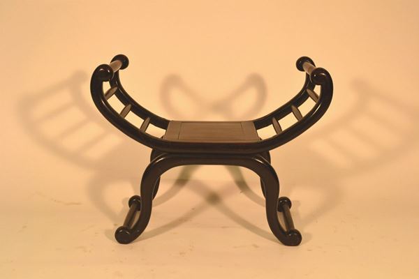 Panchetto giapponese, in teak, seduta rettangolare con braccioli traforati e terminanti a ricciolo, gambe sinuose, alt. cm 58