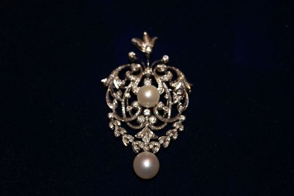 Ciondolo, in oro bianco traforato con due perle, decorato a brillanti, gr. 13